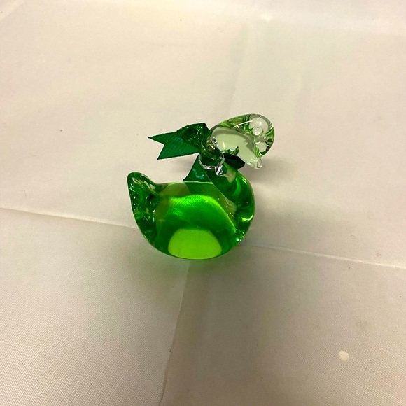 Glass Art Swan Paper weight with Green glitter bow - Picture 4 of 6